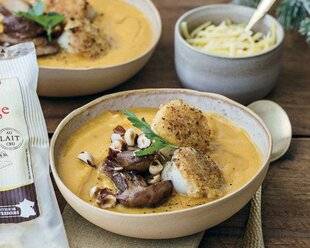 Gourmand 512 VELOUTÉ DE BUTTERNUT, CÈPES ET NOIX DE SAINT-JACQUES EN CROÛTE D'EMMENTAL