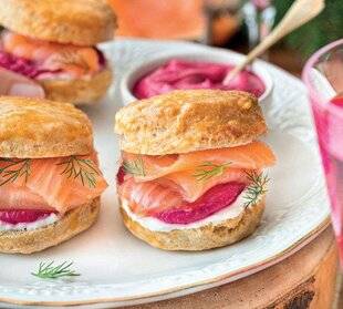 Gourmand 512 SCONES SALÉS AU SAUMON FUMÉ, À LA BETTERAVE ET AU FROMAGE FRAIS