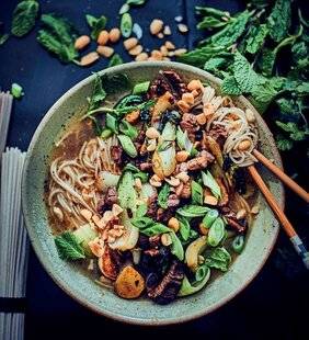 Gourmand 513 RAMEN AU BŒUF, GINGEMBRE ET PAK-CHOÏ