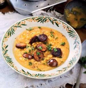 Gourmand 513 SOUPE DE LENTILLES CORAIL AU CURCUMA ET CHORIZO GRILLÉ