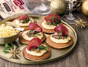 Gourmand 513 BLINIS AU CONFIT D'ÉCHALOTES, CRÈME D'EMMENTAL RÂPÉ ET COPPA