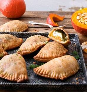 Gourmand 513 EMPANADAS DE COURGE, RICOTTA ET CRÈME DE PÉPINS DE COURGE
