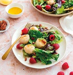 Gourmand 518 SALADE DE MESCLUN ET NOIX DE SAINT-JACQUES POÊLÉES