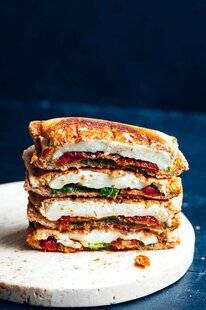 Gourmand 518 CROQUE D'HALLOUMI GRILLÉ ET DE TOMATES SÉCHÉES