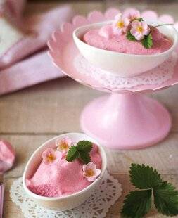 Gourmand 518 MOUSSE LÉGÈRE À LA FRAISE, AU MIEL ET À LA FAISSELLE DE BREBIS