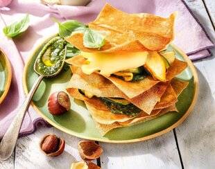 Gourmand 519 MILLEFEUILLE DE COURGETTE, EMMENTALER AOP SUISSE ET PESTO BASILIC NOISETTE