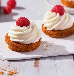 Gourmand 519 TARTELETTES MINUTE AUX FRAMBOISES ET CHANTILLY À LA ROSE