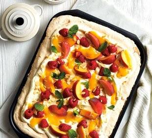 Gourmand 520 PAVLOVA AUX PÊCHES, FRAMBOISES ET AMANDES