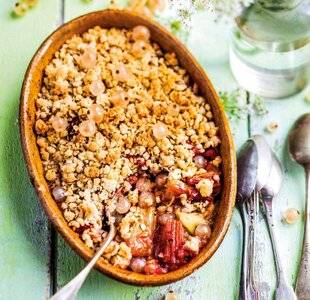 Gourmand 520 Crumble d'avoine à la rhubarbe et aux groseilles