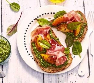 Gourmand 521 BRUSCHETTA AU PESTO DE ROQUETTE, JAMBON CRU ET FRUITS JAUNES
