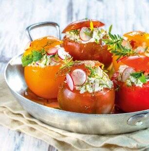 Gourmand 521 TOMATE FARCIE AU CHÈVRE, MENTHE ET RADIS