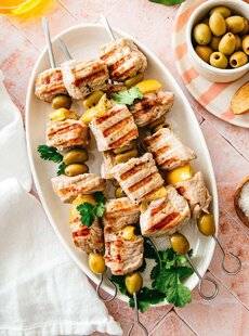 Gourmand 521 BROCHETTES DE QUASI DE VEAU, AUX OLIVES ET AU CITRON CONFIT
