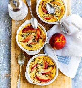 Gourmand 521 Petits flans gratinés de pêches au mascarpone et aux pistaches