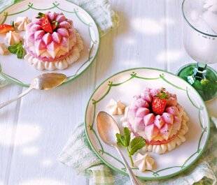 Gourmand 521 GLACE À LA FRAISE ET HIBISCUS SUR SON LIT DE MERINGUE