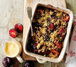 Gourmand 522 Crumble aux prunes, sauce à la vanille