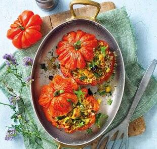 Gourmand 522 TOMATE FARCIE AU COUSCOUS ET AUX COURGETTES