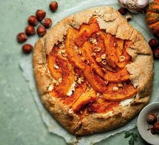 Gourmand 524 TARTE RUSTIQUE À LA COURGE, À LA FETA ET AUX NOISETTES