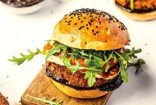 Gourmand 524 BURGER DE LÉGUMINEUSES, SAUCE BARBECUE