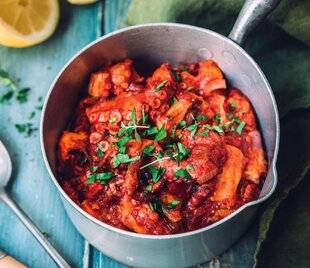 Gourmand 524 COCOTTE DE POULPE ET CHORIZO À LA SAUCE TOMATE AUX LÉGUMES GRILLÉS