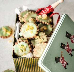 Gourmand 525 Sablés au thé épicé, glaçage matcha et gingembre confit