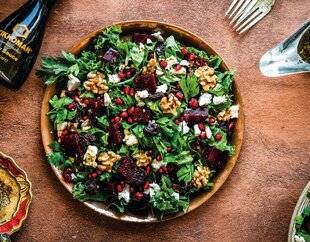 Gourmand 527 SALADE DE CHOU FRISÉ, BETTERAVE RÔTIE ET FETA