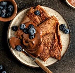 Gourmand 527 Crêpes au cacao, sauce chocolat-yuzu et myrtilles