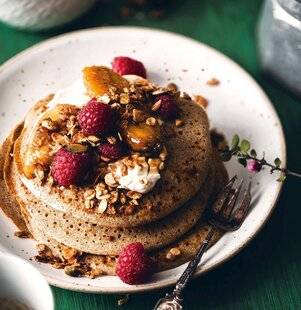 Gourmand 527 Pancakes moelleux au yaourt, banane caramélisée, framboises et granola