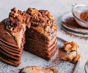 Gourmand 527 Gâteau de pancakes au cacao, aux poires et à la crème aux noix