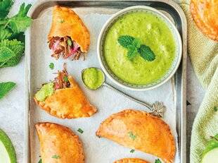 Gourmand 528 EMPANADAS AU CANARD CONFIT À LA SAUCE CHIMICHURRI