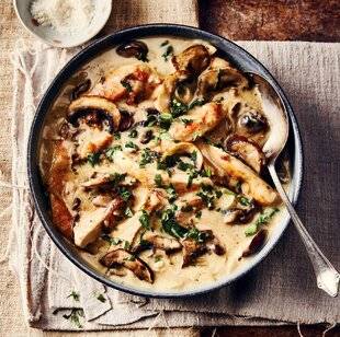 Gourmand 528 FILET DE POULET À LA CRÈME ET AUX CHAMPIGNONS