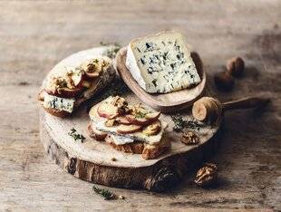 Gourmand 529 TOASTS DE BLEU D'AUVERGNE, POMMES RÔTIES, MIEL ET NOIX