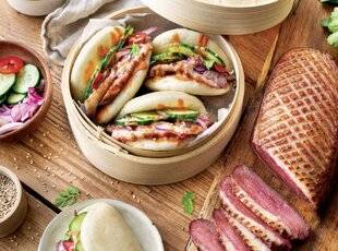 Gourmand 529 BAO BUNS AU MAGRET, CONCOMBRE ET SAUCE ÉPICÉE