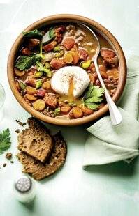 Gourmand 529 SOUPE DE LENTILLES AU LARD, AUX CAROTTES, AU CÉLERI ET À L'ŒUF POCHÉ