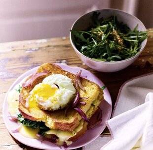 Gourmand 529 CROQUE-MADAME AU SAINT-NECTAIRE, À L'OIGNON ROUGE ET AUX ÉPINARDS SAUTÉS