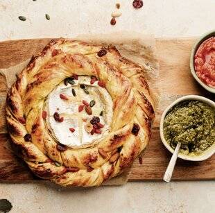 Gourmand 529 CAMEMBERT RÔTI EN BRIOCHE AUX DEUX PESTOS