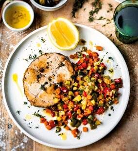 Gourmand 530 DARNE DE THON GRILLÉE, BRUNOISE DE LÉGUMES À LA NIÇOISE