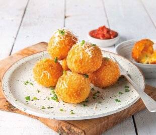 Gourmand 530 ARANCINI PATATE DOUCE ET MOZZARELLA, SAUCE TOMATE ÉPICÉE