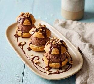Gourmand 530 Profiteroles maison au chocolat et aux noisettes