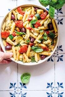 Gourmand 531 SALADE DE PENNES, TOMATES, CŒURS D'ARTICHAUTS ET OLIVES