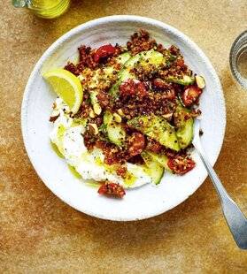 Gourmand 532 SALADE DE QUINOA GRILLÉ À LA HARISSA ET AU LABNEH