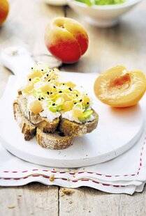 Gourmand 532 TARTINE GOURMANDE AU CHÈVRE FRAIS, AUX FÈVES ET AUX ABRICOTS