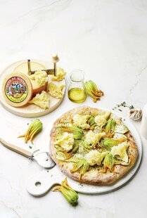 Gourmand 532 PIZZA BLANCHE AUX COURGETTES ET À LA TÊTE DE MOINE AOP