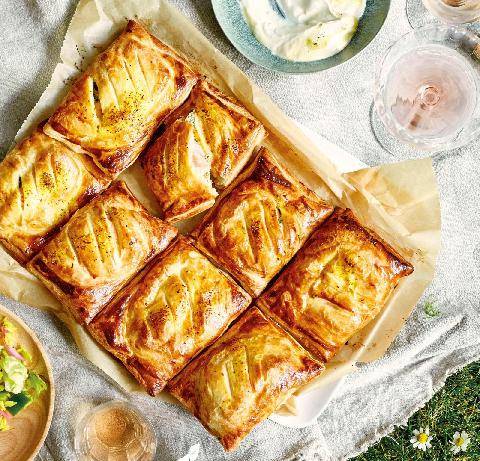 Gourmand 534 FEUILLETÉ AU SAUMON ET DIP CITRONNÉ