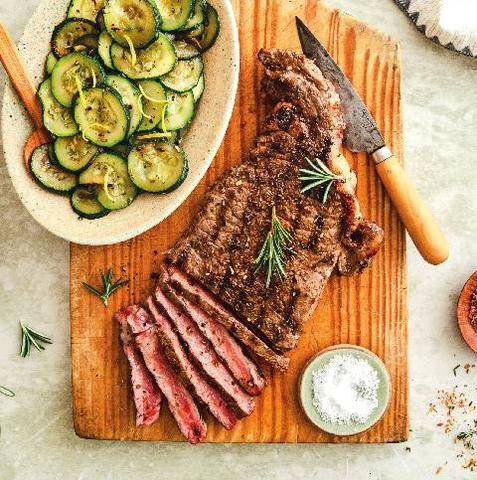Gourmand 534 FAUX-FILET DE BŒUF CAJUN ET COURGETTES SAUTÉES