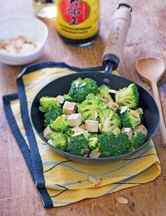 Hors Série 60 WOK DE BROCOLI AU TOFU ET AUX AMANDES