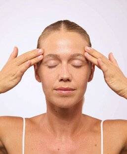 Hors Série 63 AUTOMASSAGE UN PROTOCOLE PRO-ÂGE POUR UNE PEAU ÉPANOUIE