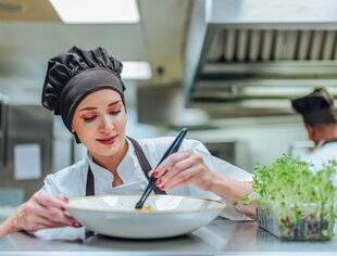 Vital Food 41 LES FEMMES ONT-ELLES VRAIMENT LEUR PLACE DANS LES CUISINES ÉTOILÉES ?