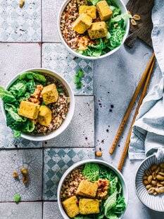 Vital Food 46 TRIO DE QUINOA au tofu grillé, condiment cacahuète