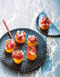 Hors-Séries 16 Bouchées de polenta au jambon de Parme et aux poivrons confits