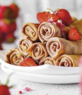 Hors-Séries 20 Petites crêpes roulées à la fraise et à la fève tonka
